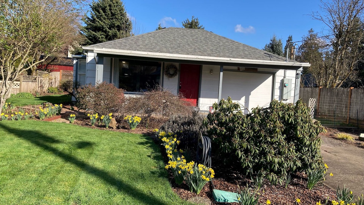 Eugene House | Welcome to Piccolo Cottage! Located in a quiet residential area,