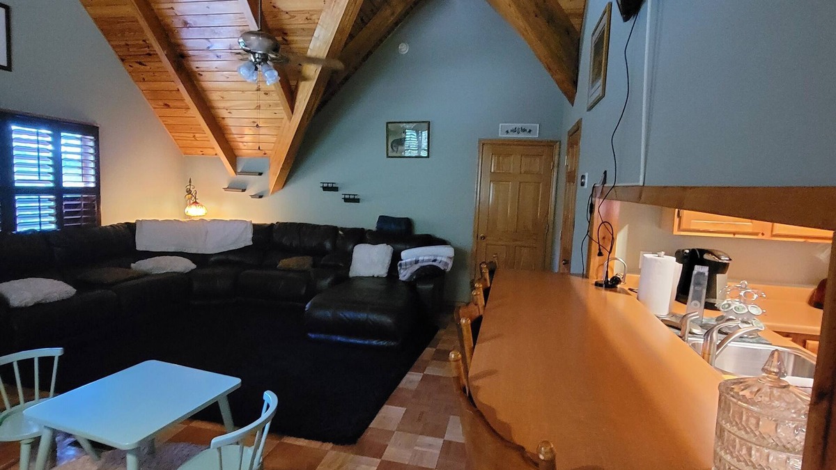 Troutville Apartment | Welcome to Planterosa. Near the Appalachian trail.