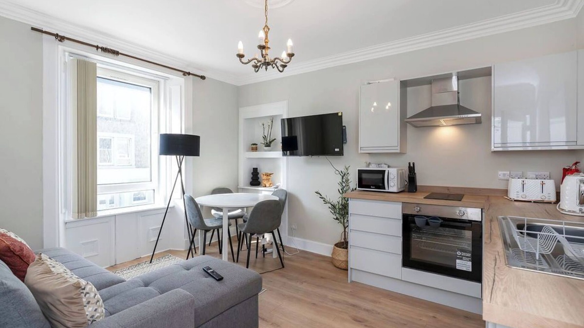 Hawick Apartment | Welcome to Princess Retreat – your perfect home away from home! This stylish 2-bedroom property comfortably sleeps up to 5 guests and features a double bed, 2 single beds, and a sofa bed, along with 1 bathroom.