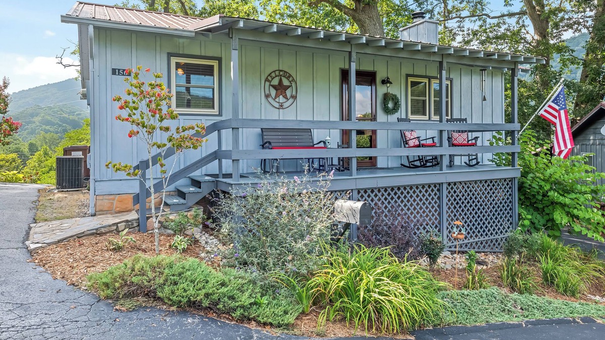 Maggie Valley Cabin | Welcome to Raven's Nest! Great views and easy access in all weather.
