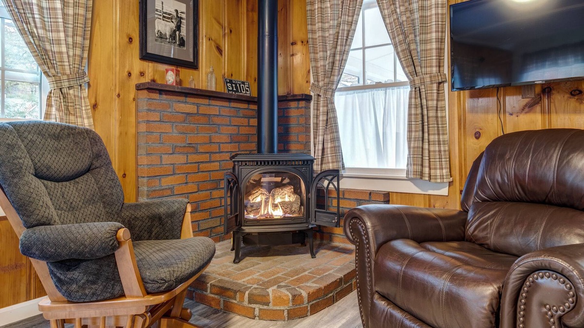 Rochester Cottage | Welcome to Stuart Cottage- comfy, clean, and convenient!