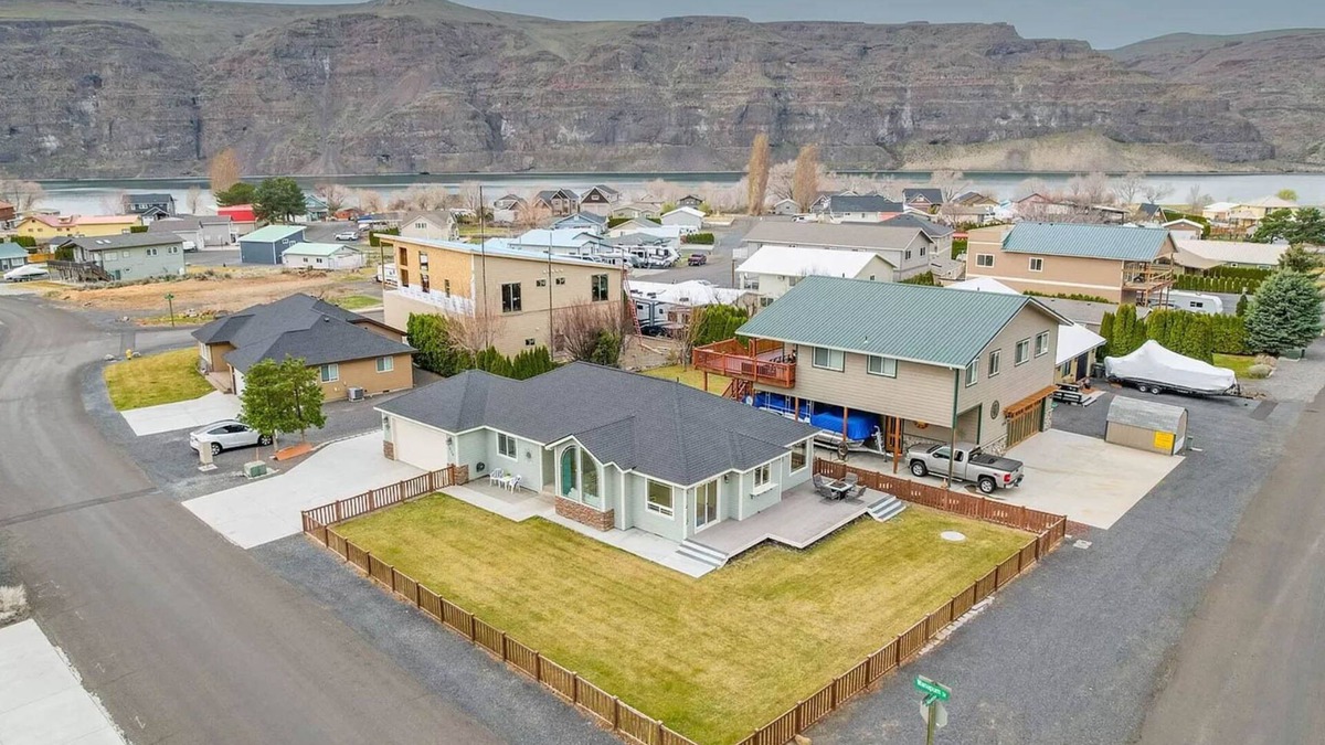 Sunland Estates House | Welcome to Sunland! Your GORGE-eous Getaway awaits! Fully Fenced, Pet Friendly!