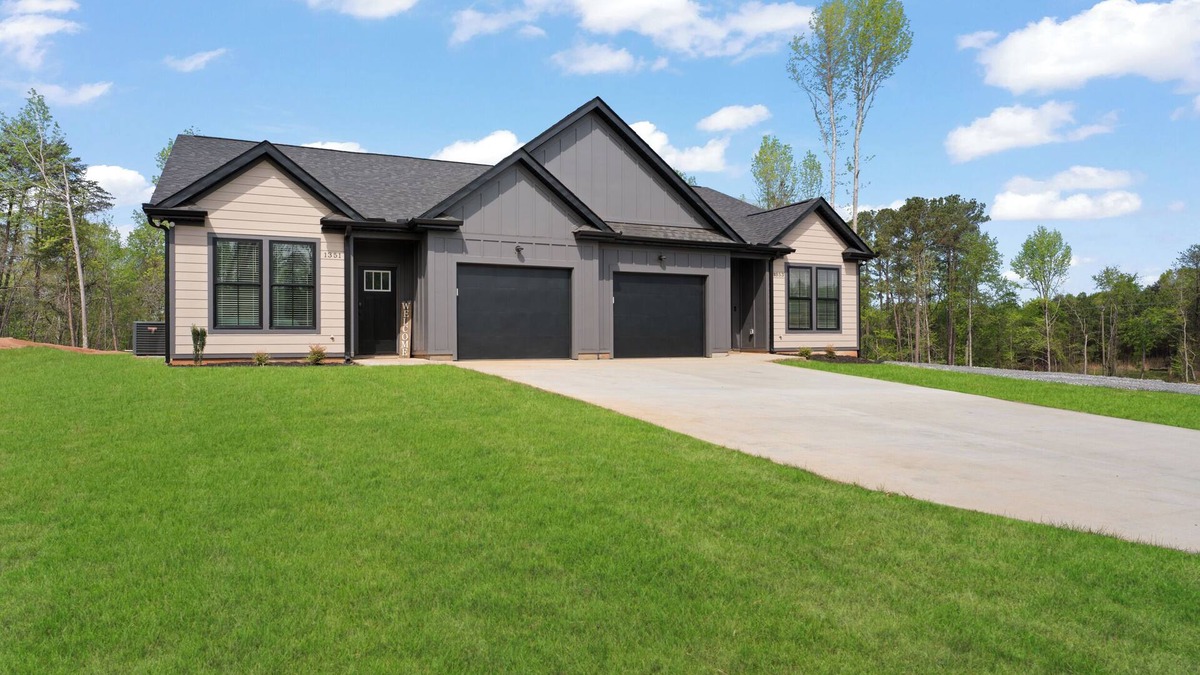 Moore House | Welcome to Sunset Haven at Lake Bowen. This is a new 3bed 2bth Pet Friendly home