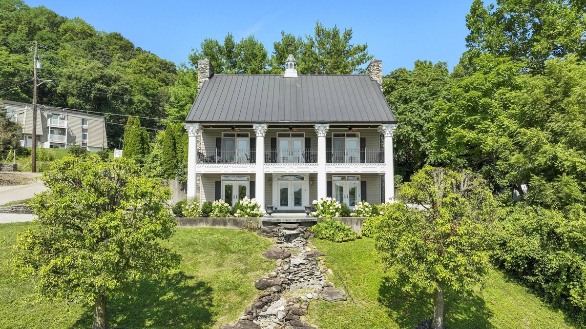 Aurora House | Welcome to the Banks of Aurora - A Charming River View Home in Downtown Aurora