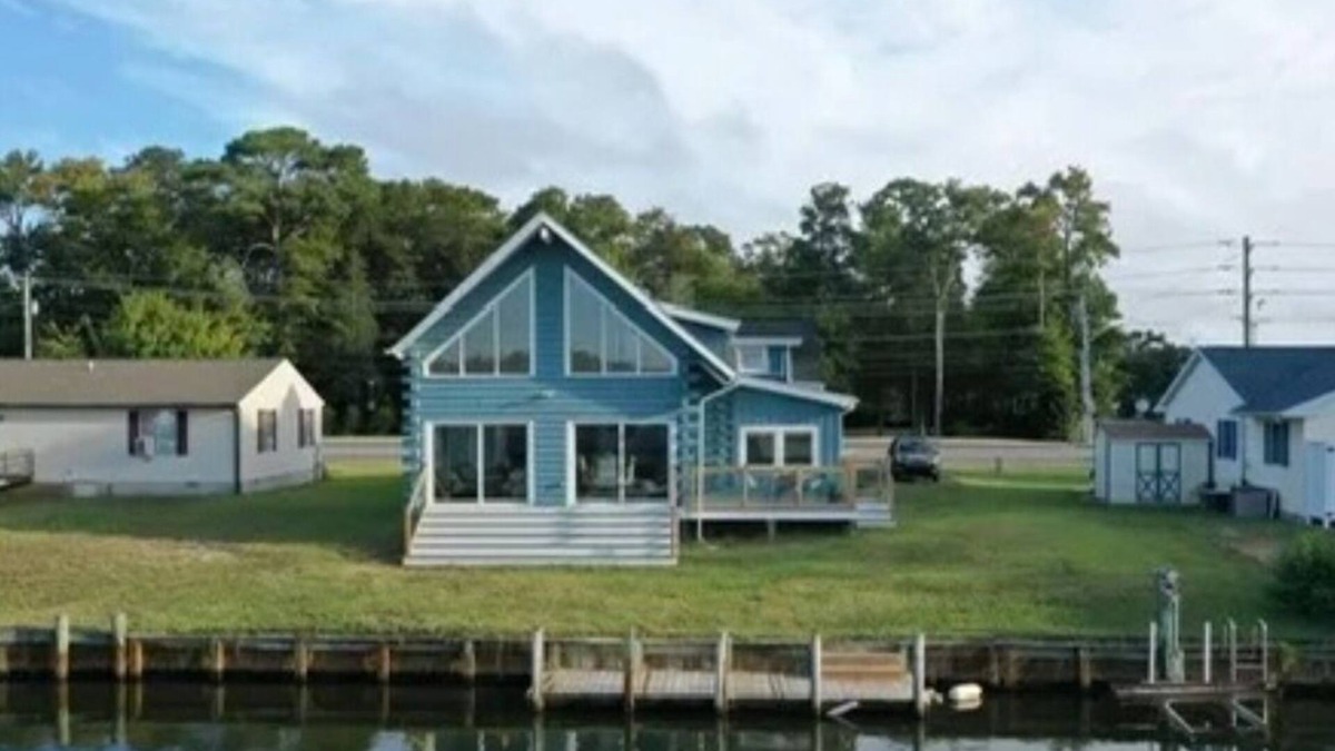 Selbyville Cabin | Welcome to the Blue Crabin in Fenwick Island with four bedrooms and four baths!