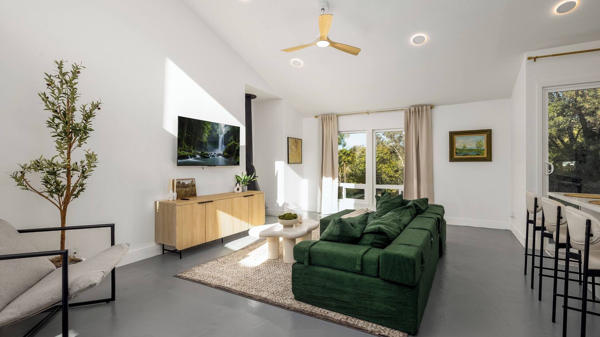 Temecula House | Welcome to The Buzze – Stylish 2BR/2BA Stay in Prime Murrieta Location!