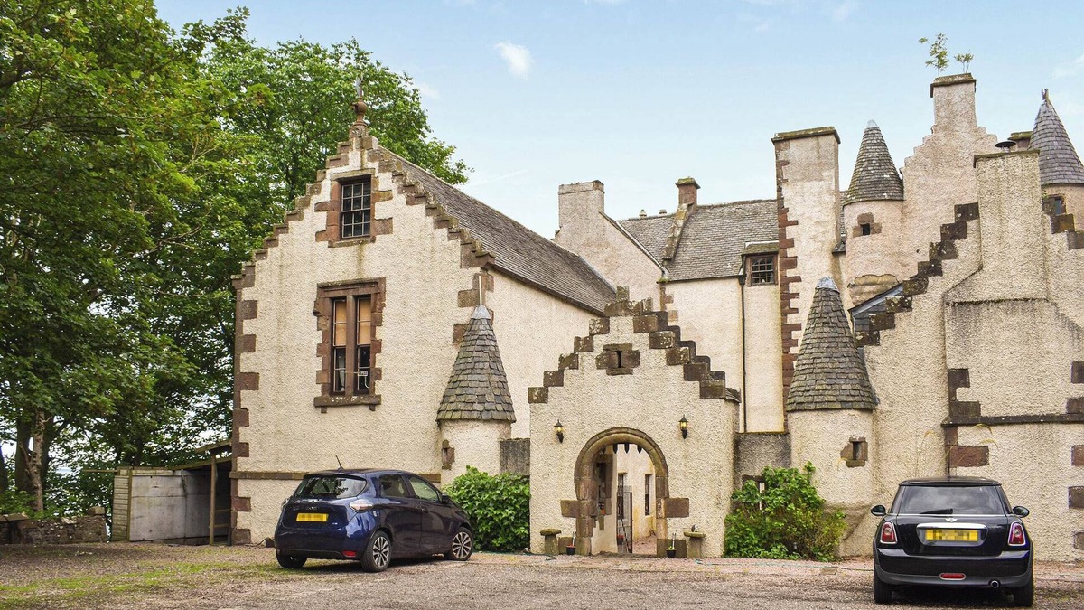 Inverbervie Cottage | Welcome to the charming and historic Hallgreen castle in Inverbervie.