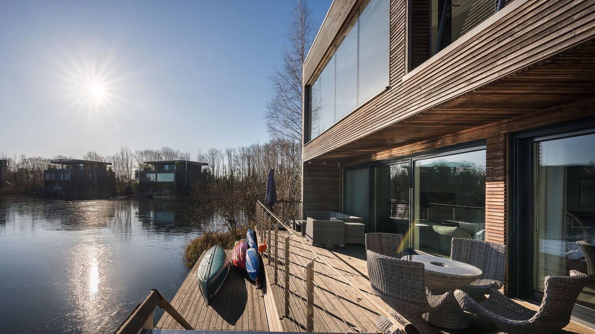 Lechlade House | Welcome to the epitome of lakeside luxury.