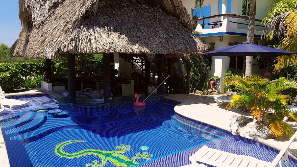 Lake Gardens House | Welcome To The GECKO BUNGALOW! Stunning POOL FREE Int'l Airport Shuttle!
