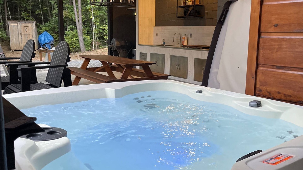 Unaka Cabin | Welcome to the heart of the Smoky Mountains for an unforgettable experience.