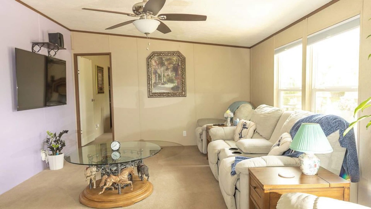 Alexander House | Welcome to the Hill Top HousenComfy 2-bedroom house with WiFi, AC, and more!