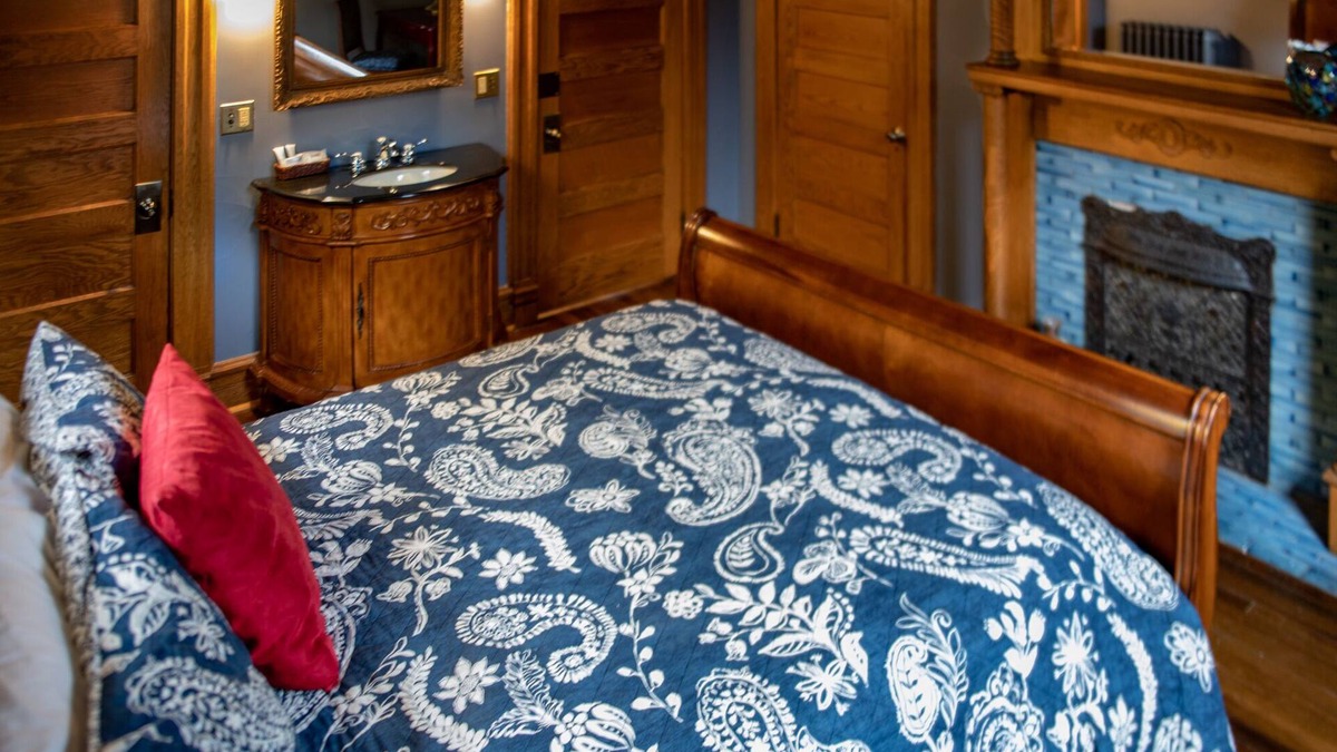 Sutton Bed & Breakfast | Welcome to the historic Elk River Hotel & Cafe! Located riverfront on the beautiful Elk River, and just 2 miles from I-79, you are moments away from all that the Sutton area has to offer. Guest in town to enjoy the gorgeous outdoor scenery and recrea