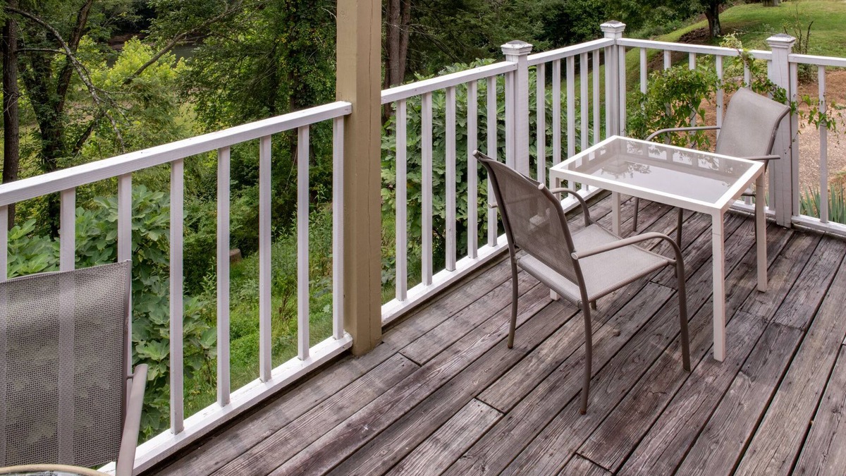 Sutton Bed & Breakfast | Welcome to the historic Elk River Hotel & Cafe! Located riverfront on the beautiful Elk River, and just 2 miles from I-79, you are moments away from all that the Sutton area has to offer. Guest in town to enjoy the gorgeous outdoor scenery and recrea