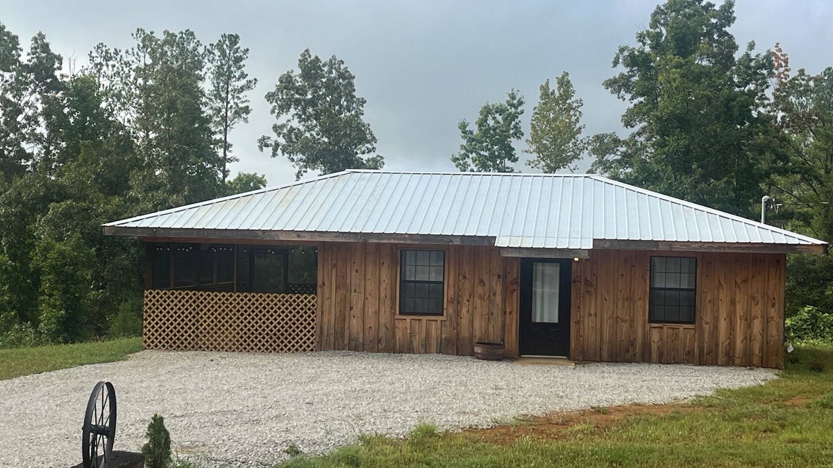 Ripley Cabin | Welcome to The Outskirts! Comfy Cabin Studio perfect for that weekend getaway.