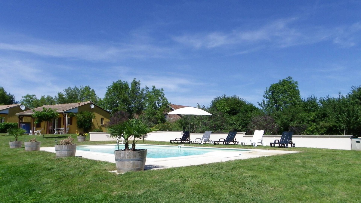 Hautefort House | Welcome to the Périgord countryside. 3 *