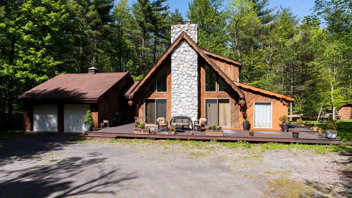Round Top House | Welcome to the Shangri-La Chalet in The Catskills! Longterm rentals welcomed