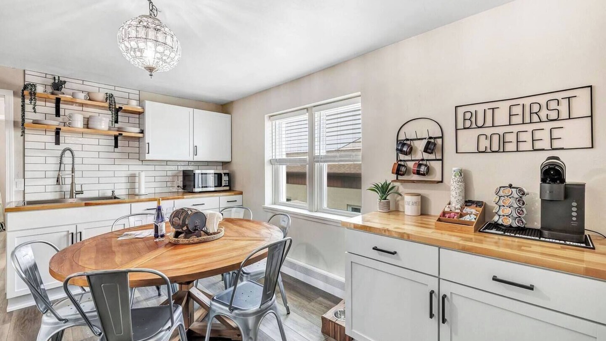 Algoma Apartment | Welcome to The Steele Magnolia! Completely renovated 2 bed/1ba plus bonus pull out futon couch