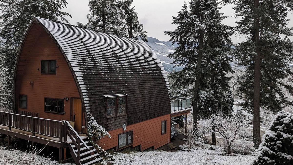 Sicamous Cabin | Welcome to The Taste of The Wilderness Cabin! 3 bedroom, mins away from Marina