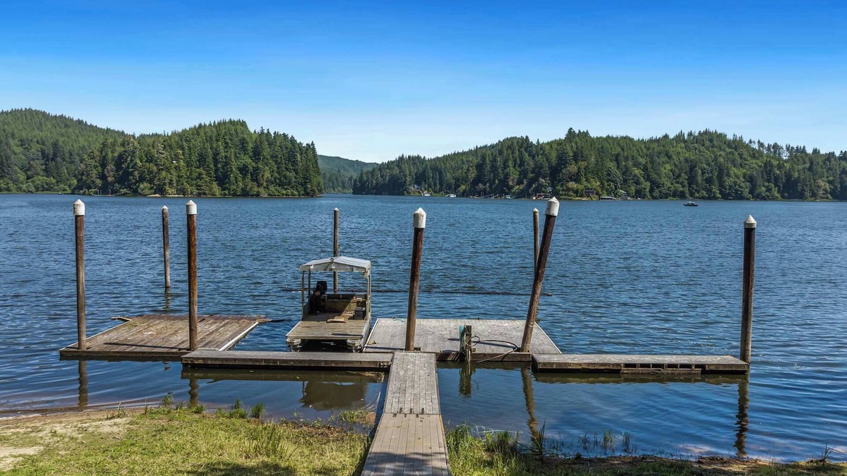 Lakeside Villa | Welcome to THE ultimate Lakefront Villa!