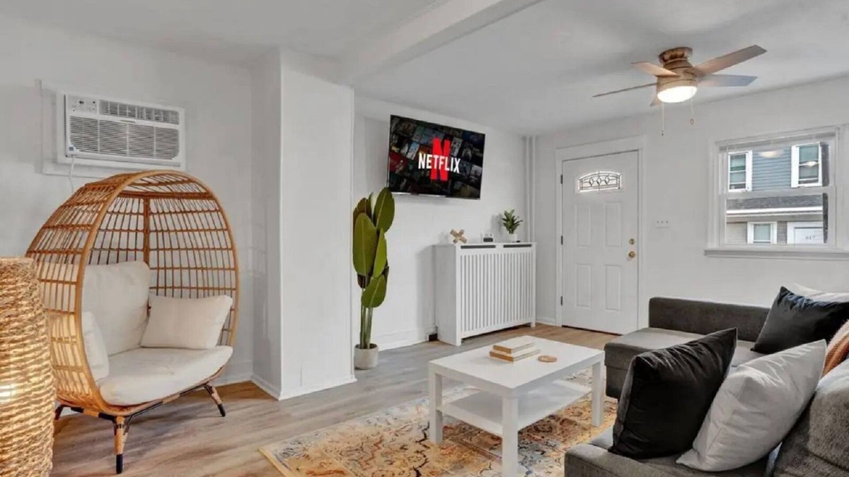 Easton House | Welcome to this charming townhouse located in the heart of Easton, Pennsylvania!