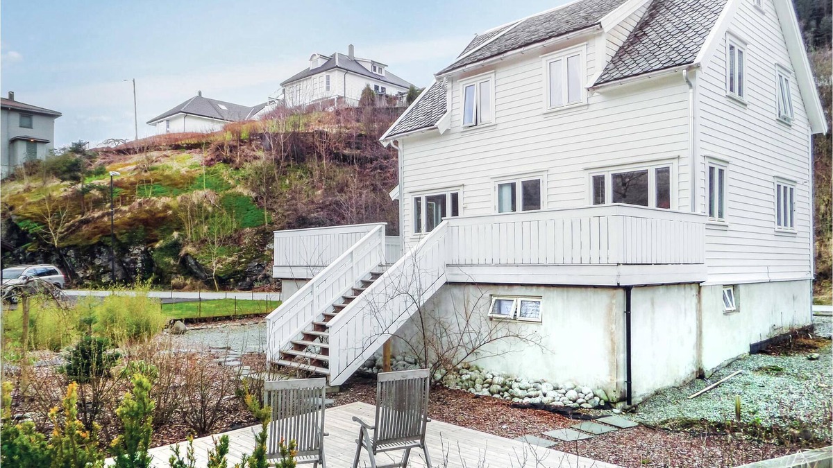 Sauda House | Welcome to this homely cottage by the Saudafjord with views of the mountains and waterfalls opposite