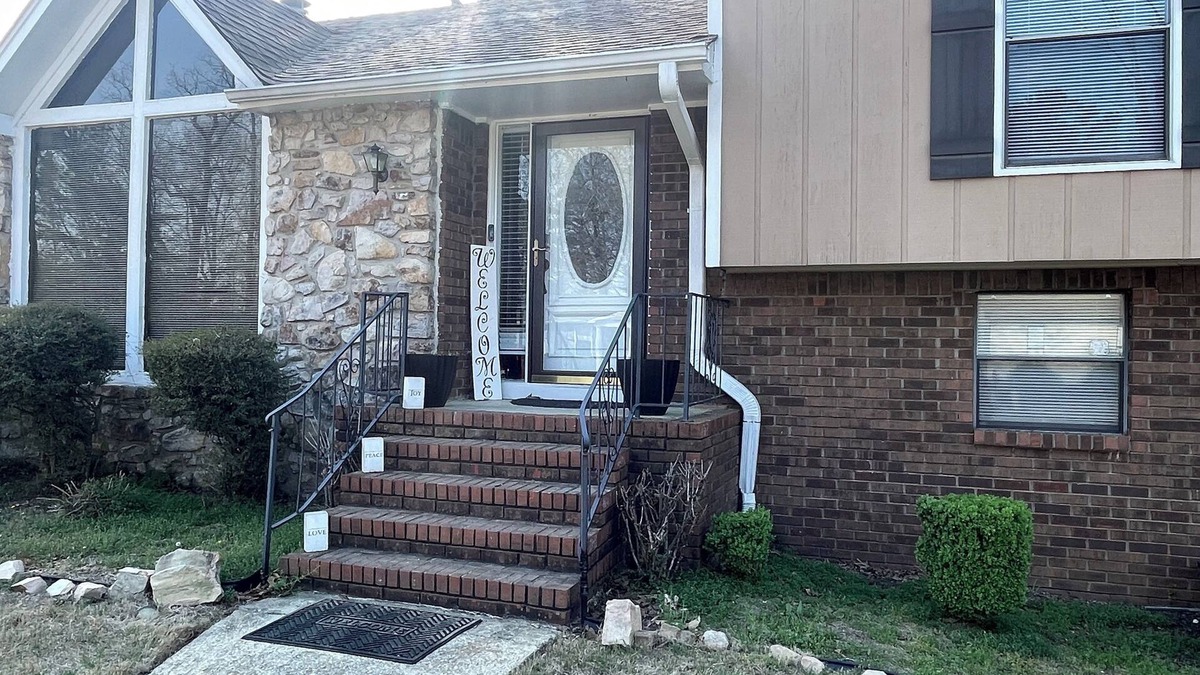 New Castle House | Welcome to this lovely 3 bedroom home near access to all the city has to offer.