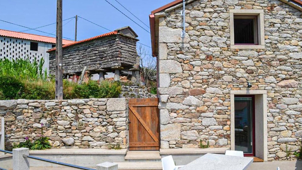 Vimianzo House | Welcome to this lovely vacation home close to the northwest coast of Spain.