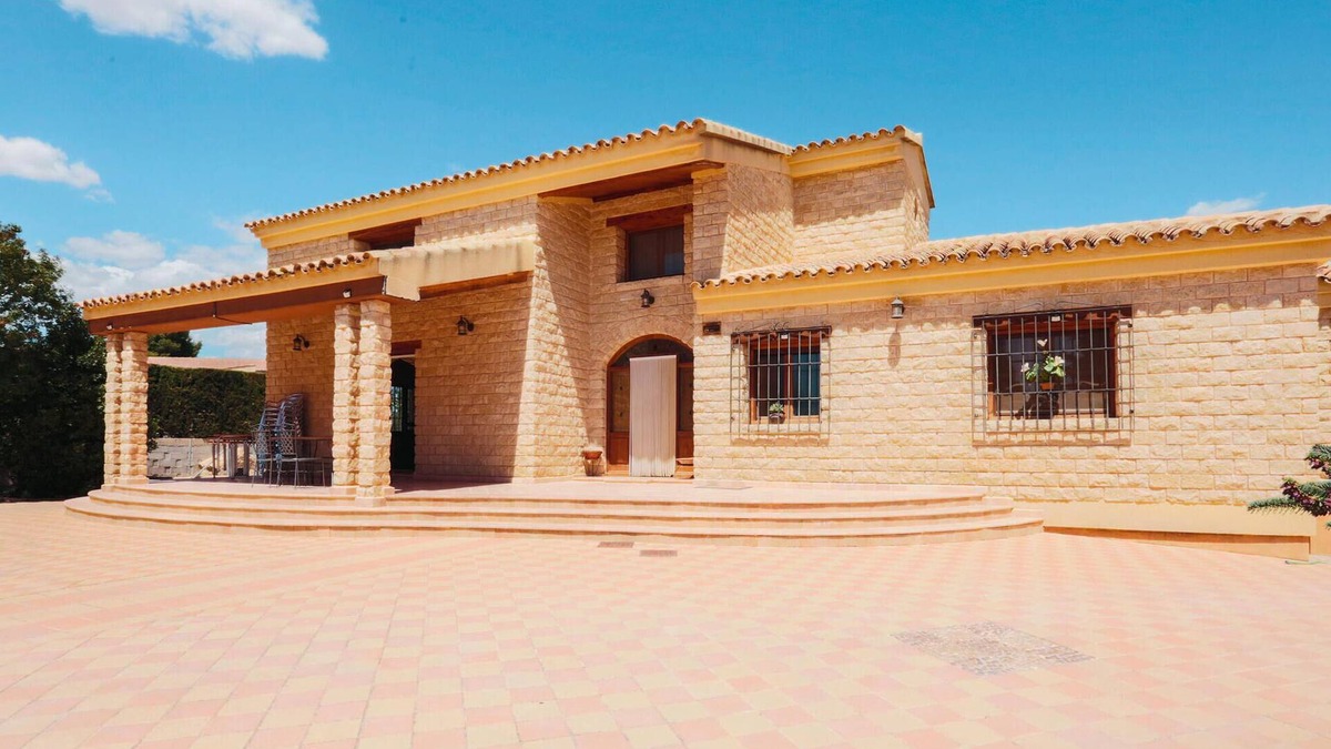 Barranda House | Welcome to this spacious and authentic villa with swimming pool in Caravaca.