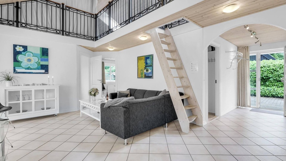 Lystrup House | Welcome to this striking cottage with exciting room distribution and high ceiling.