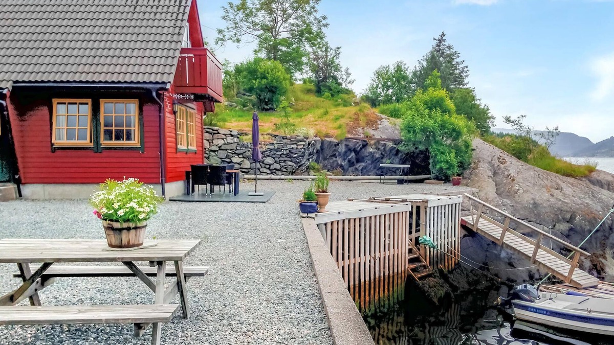Hyllestad House | Welcome to this very nice cottage in an idyllic location on the shore of the fjord.