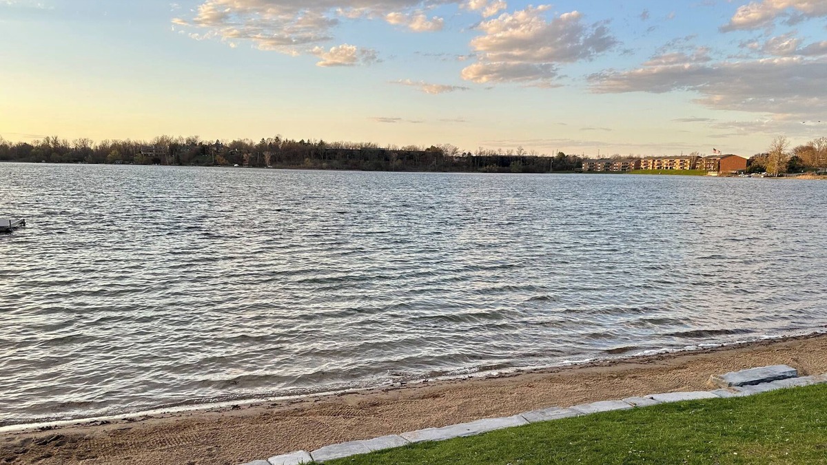 Bloomfield Hills House | Welcome to the Little Lake House! 4 bd/2.5bath & a private beach on Square Lake