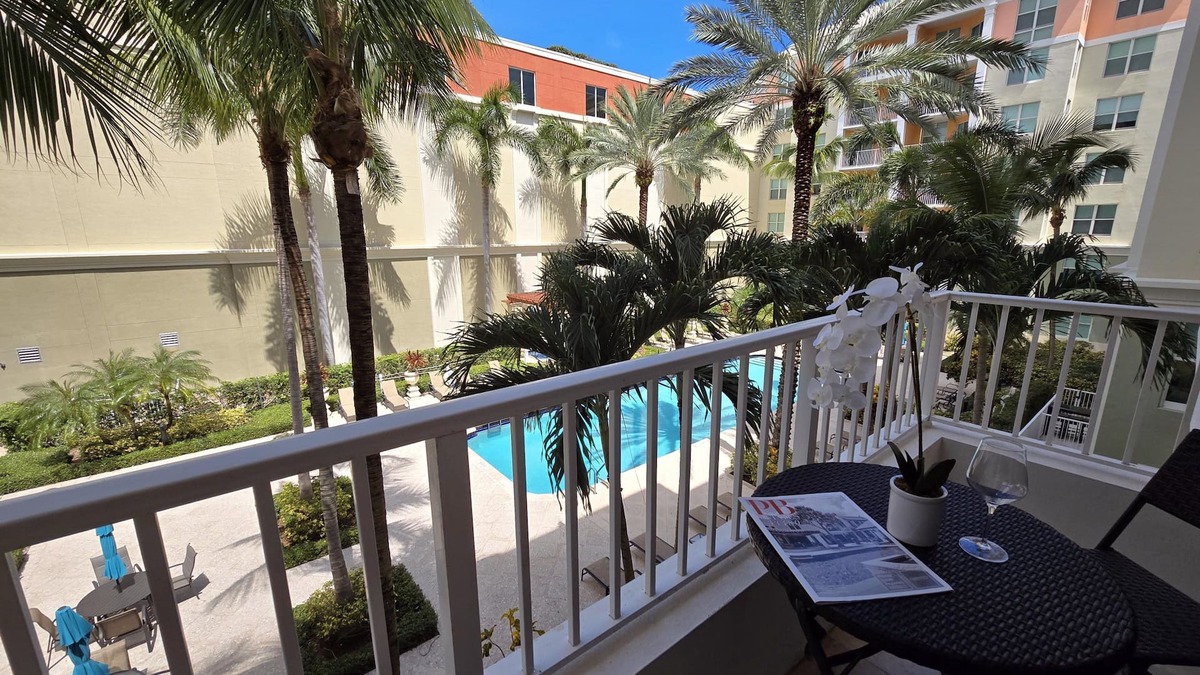 East Ocean Ave Condo | Welcome to your 2-Bedroom Intracoastal Courtyard-view Oasis in Lantana!