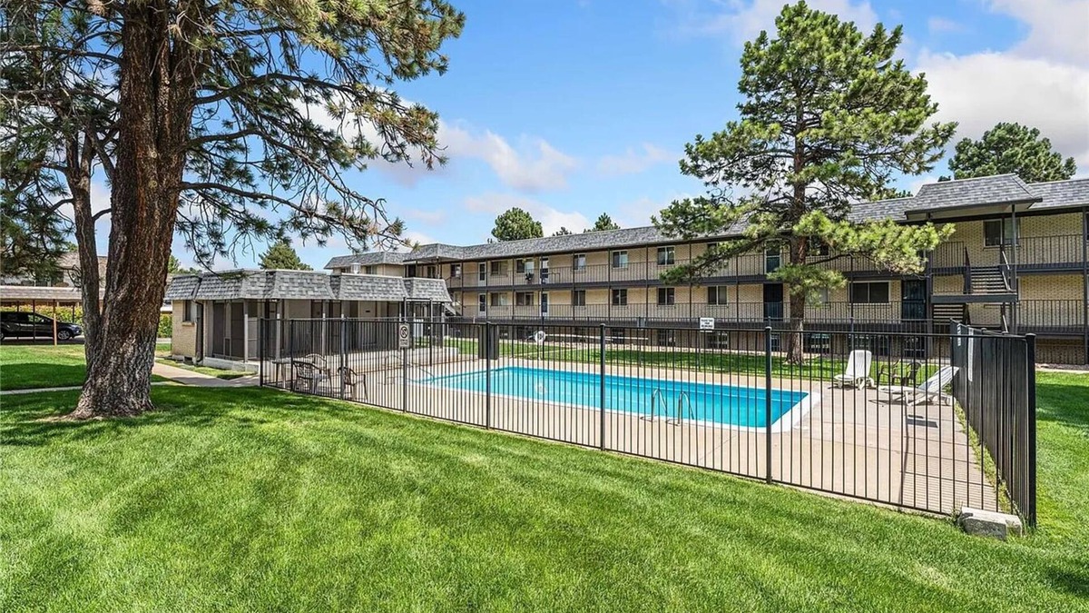 Lakewood Condo | Welcome to your charming 1-bedroom, condo close to the foothills and downtown