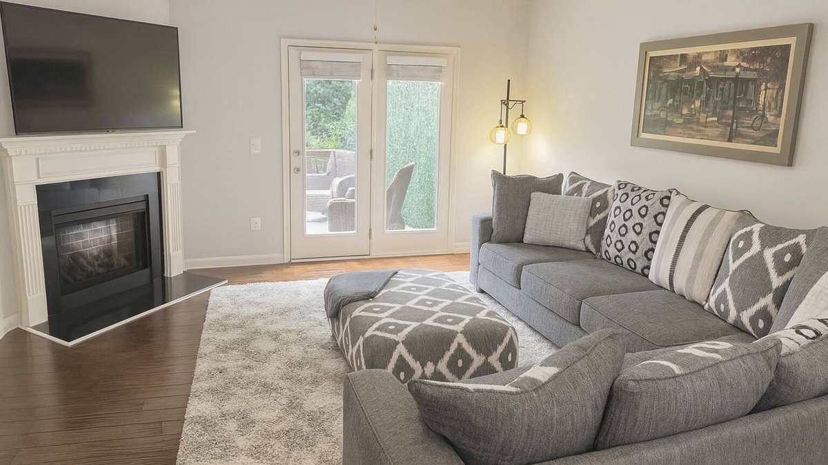 Lilburn House | Welcome to Your Lilburn Townhome Retreat – Near Stone Mountain!