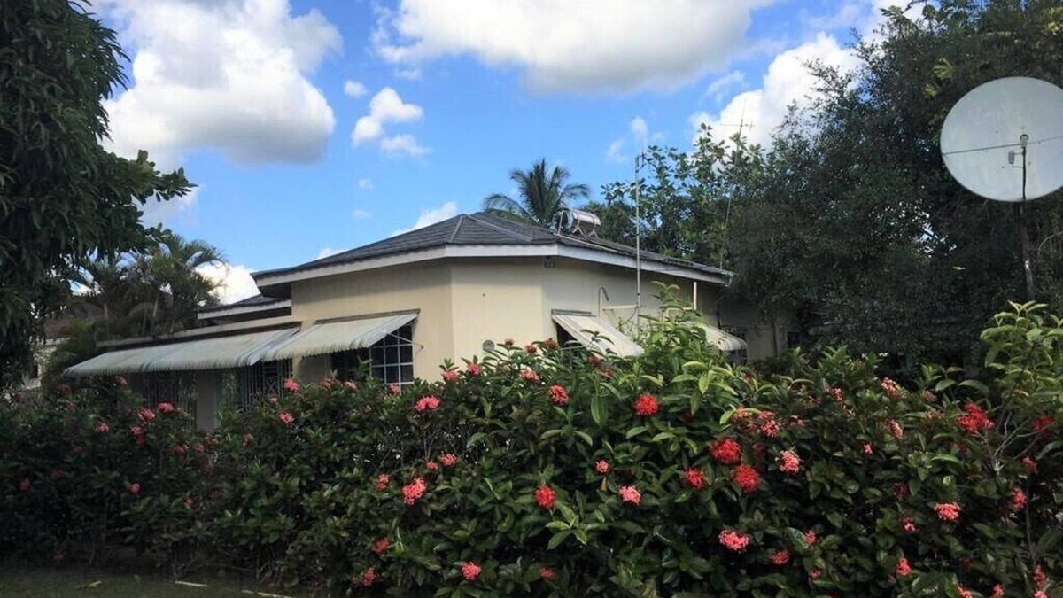Lacovia House | Welcome To Your Peaceful Getaway Near The Beach & Mountainside