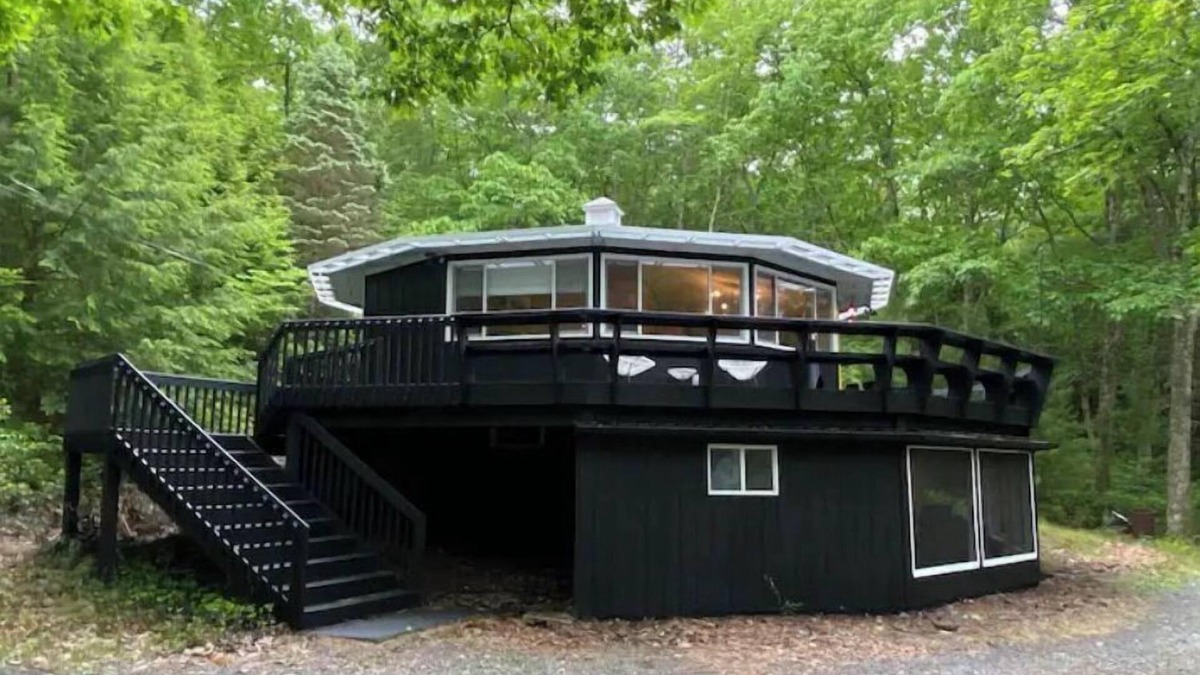 Cuddebackville House | Welcome to your twelve-sided getaway!