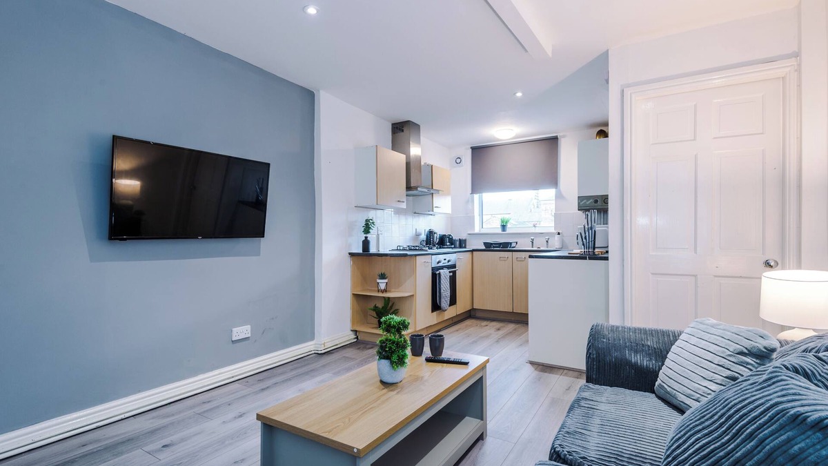 Warrington Apartment | Welcoming 1-bedroom apartment in Warrington with WiFi
