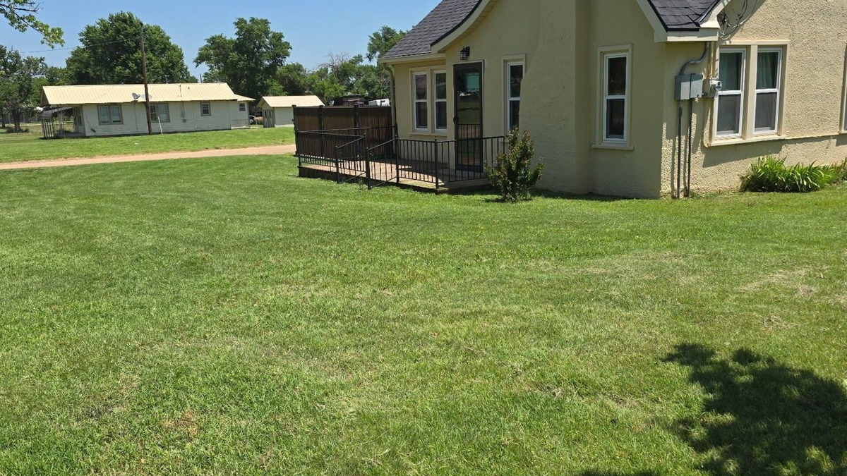 Clarendon House | Welcoming 2-bedroom house with HVAC in Clarendon with large lot and court yard
