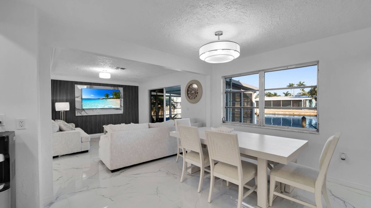 Matlacha House | Welcoming 3-bedroom new house, pool table& dock!
