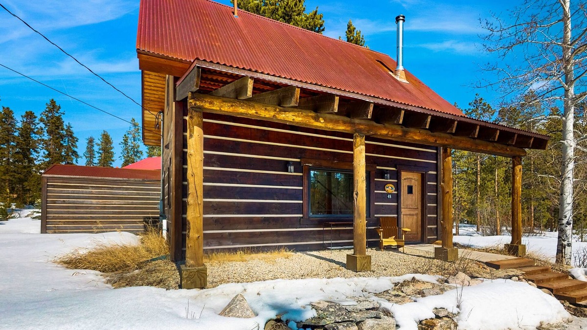 Grand Lake Cabin | Welcoming cabin with mountain views, dog-friendly, BBQ grill, and family comfort
