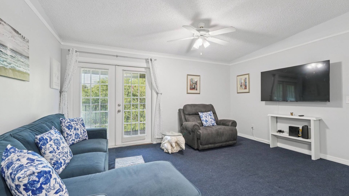 Lake Frederica Condo | Welcoming Cozy 2BR/2BA Condo Near Downtown Orlando & Attractions with Pool