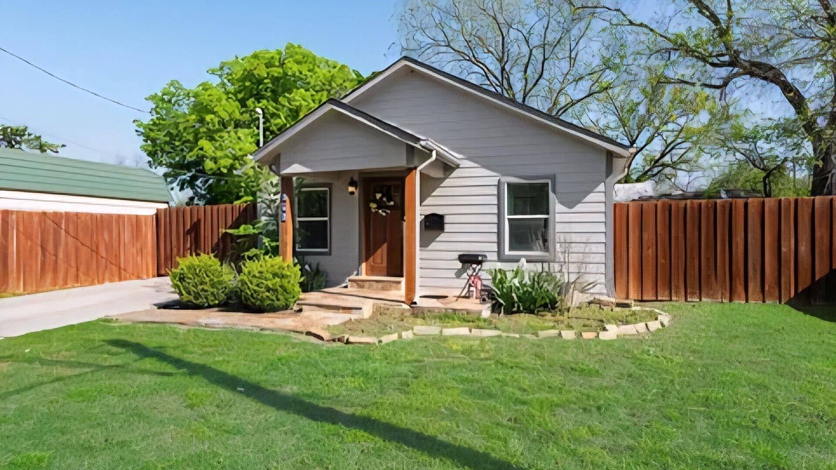 McKinney House | Welcoming cozy where love and light dewll 3-bedroom with AC in charming McKinney