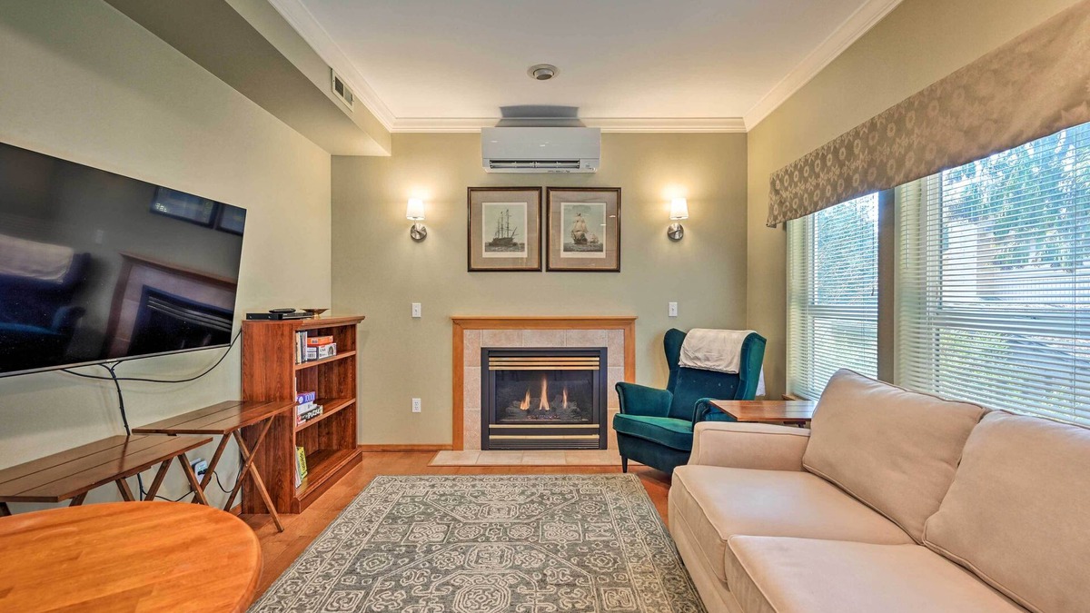 Edmonds House | Welcoming Edmonds Vacation Rental w/Fireplace!