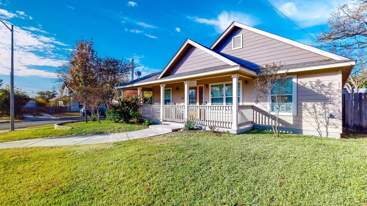 Historic Garderns House | Welcoming home walkable to Steps of Alamodome & riverfront & near River Walk