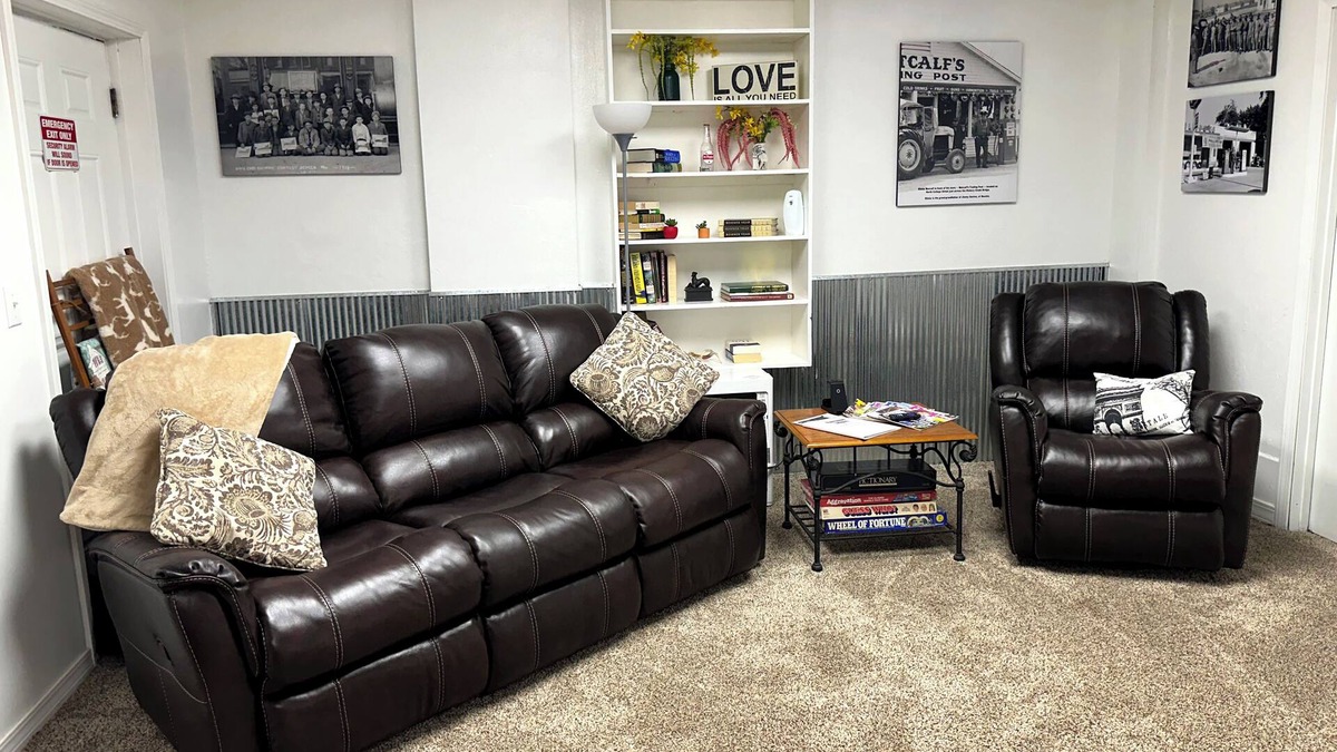 Neosho Apartment | Welcoming & large, cozy apartment, front door parking, 1 minute walk to downtown