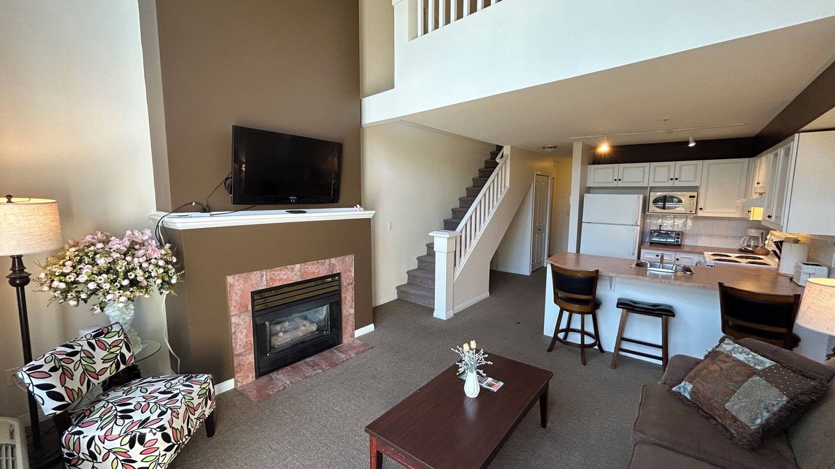 Quail Ridge Apartment | Welcoming Loft With Golf Course View - 312