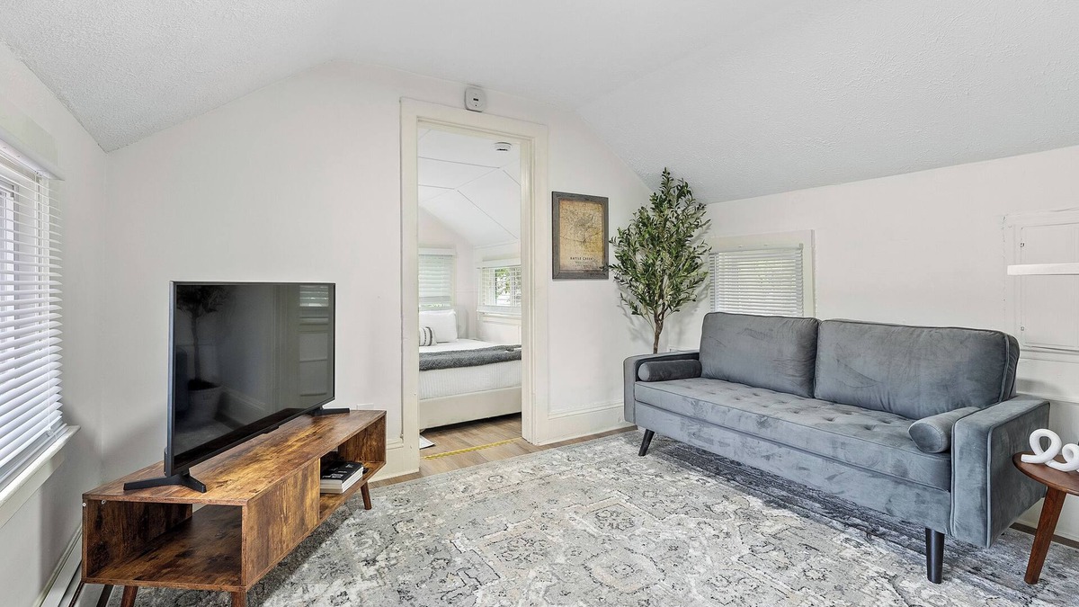 Battle Creek Apartment | Welcoming Studio Apartment Just Steps Away From Historic Downtown Battle Creek
