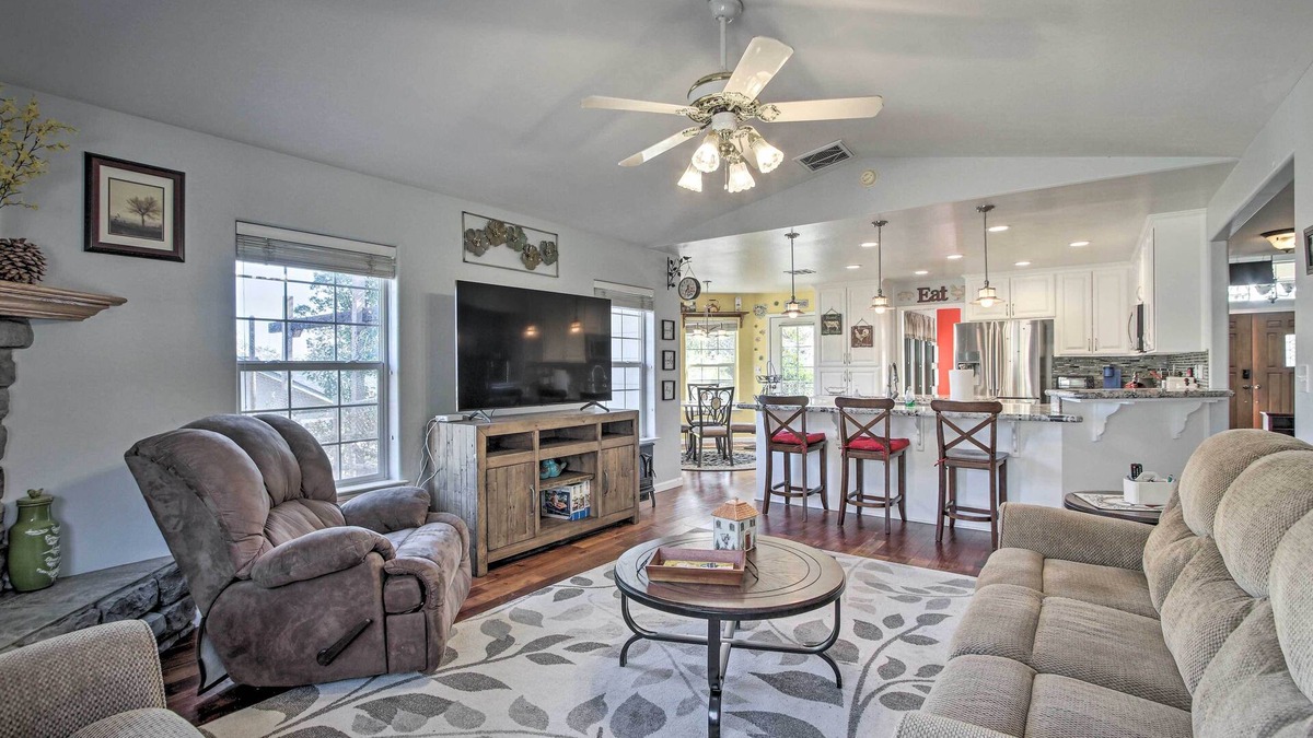Tehachapi House | Welcoming Tehachapi Home w/Deck & Grill!