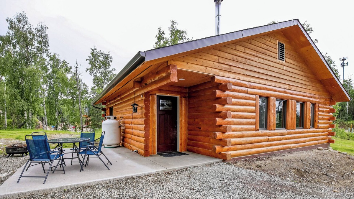 Meadow Lakes Cabin | Welcoming Wasilla Cabin w/Patio!