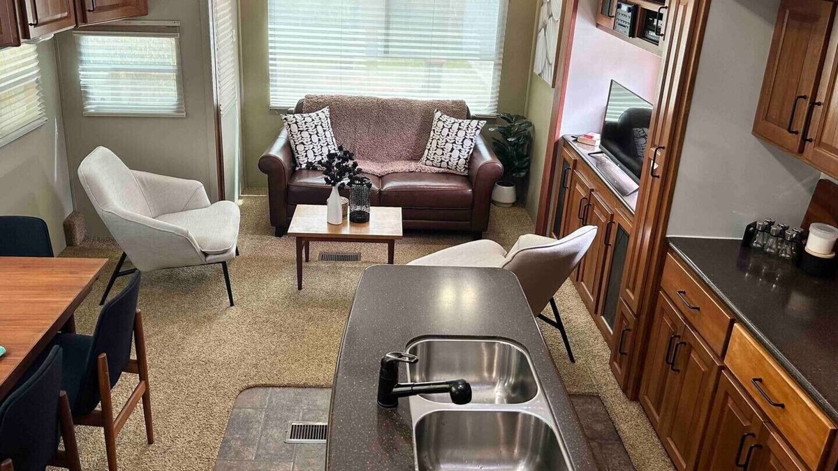 West Kempsey Cabin | WELL APPOINTED AMERICAN STYLE PARK HOME